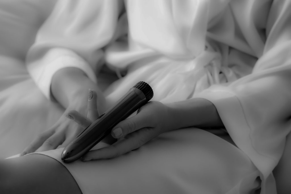 benutztes Sextoy in der Hand einer Frau